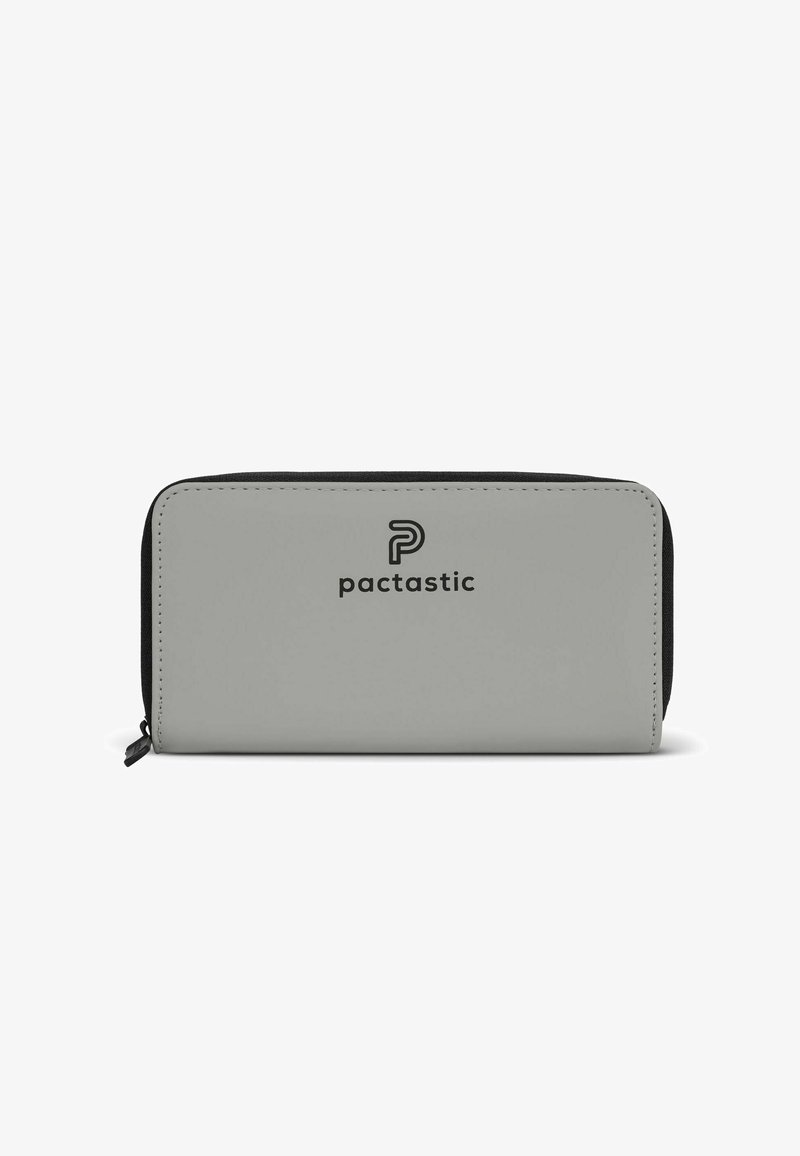 Billetera de imitación de cuero gris con cremallera negra y el logotipo "pactastic" impreso en negro en la parte frontal. Textura suave, forma rectangular.