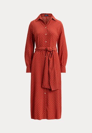 Rotes Midi-Kleid mit langen Ärmeln, Knopfleiste, Kragen, kleinem weißen geometrischem Muster und einem Stoffgürtel, der in der Taille gebunden ist.