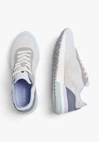 Baskets légères grises et bleues avec une tige en maille, des accents en daim et une semelle en caoutchouc texturé. Elles sont dotées de lacets blancs et d'un intérieur rembourré.