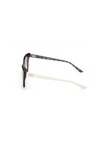 Gafas rectangulares marrones con brazos oscuros de color verde y blanco con un diseño. Presentan un logo sutil en la patilla y un armazón de plástico elegante.