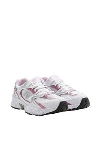Scarpe da ginnastica bianche con dettagli rosa, tomaia in rete, collo imbottito, chiusura con lacci, suola in gomma spessa e dettagli riflettenti.