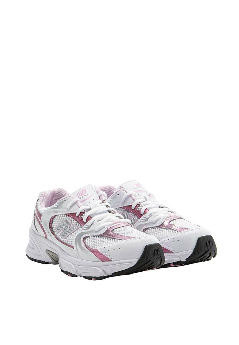 Zapatillas deportivas blancas con acentos en rosa, parte superior de malla, cuello acolchado, cierre de cordones, suela de goma gruesa y detalles reflectantes.
