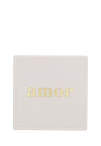 Sottobicchiere quadrato bianco con la parola "amor" impressionata in foglia d'oro. Texture liscia e design pulito, che accentua l'estetica moderna.