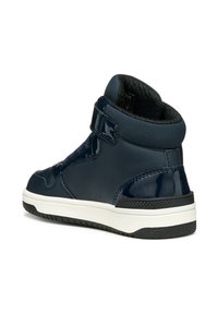 Sneaker high-top blu navy in pelle verniciata lucida con una fascia nera texturizzata e una suola in gomma bianca.