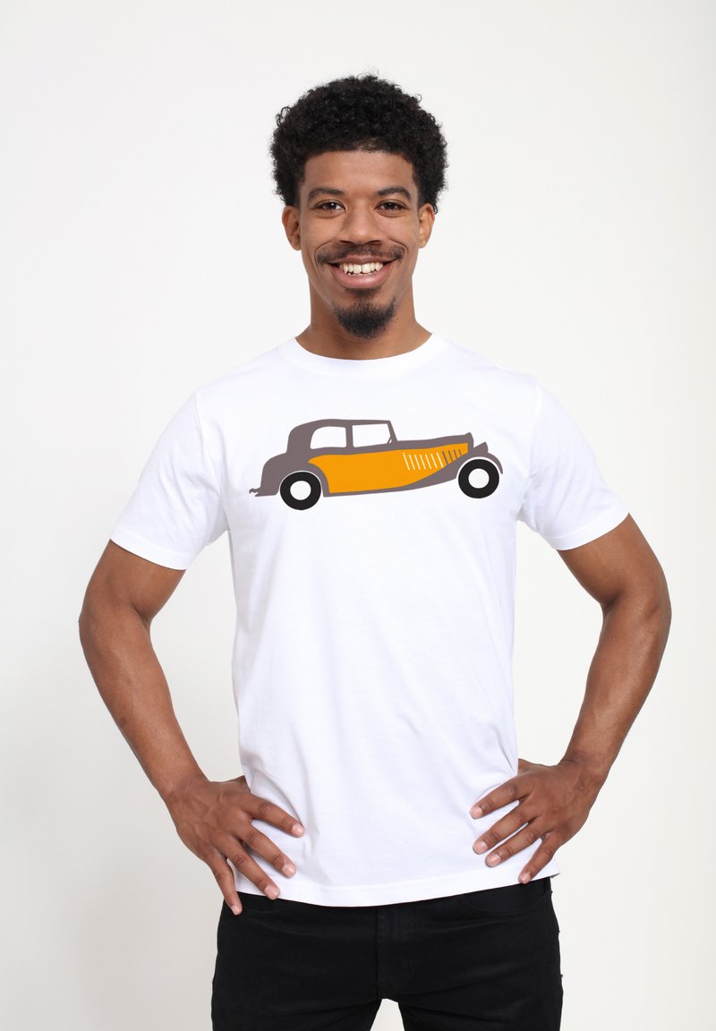 Witte katoenen t-shirt met een grafisch ontwerp van een zijaanzicht van een vintage auto in grijs en oranje met zwarte wielen.