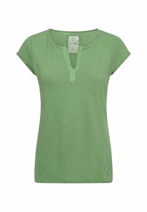 Zöld, rövid ujjú női felső lekerekített kivágással és egy kis fémes logóval az elején, bal alsó részen.