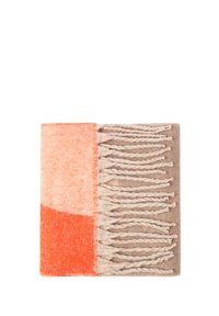 Manta de lana en tonos de naranja y beige con un diseño texturizado. Presenta flecos anudados a lo largo de un borde para un detalle adicional.