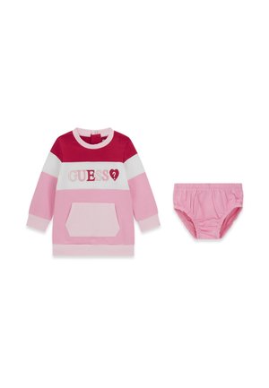 Robe à manches longues pour tout-petit avec des rayures rouges, blanches et roses et le texte "GUESS", assortie à une culotte de protection à taille élastique rose.