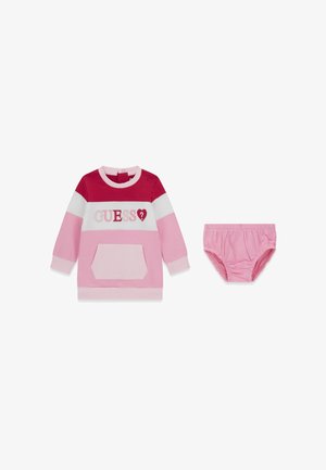 Robe à manches longues pour tout-petit avec des rayures rouges, blanches et roses et le texte "GUESS", assortie à une culotte de protection à taille élastique rose.