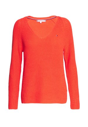 Lys orange strikket sweater med lange ærmer, V-hals og subtilt brandlogo på venstre bryst.
