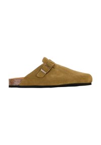 Sabot en daim marron avec un bout rond, une semelle plate et un détail de boucle sur le côté. Le design est minimaliste avec une texture lisse.