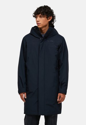 Manteau imperméable navy avec capuche, doté d'une fermeture à boutons-pression à l'avant, de manches longues et de poches latérales. Texture lisse et design épuré.
