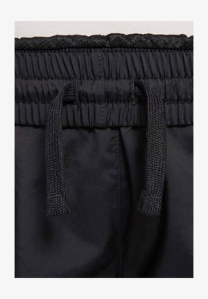 Crne sportske kratke hlače s elastičnim pojasom i utezima. Tkanina je glatka i lagana, s blagim sjajem.