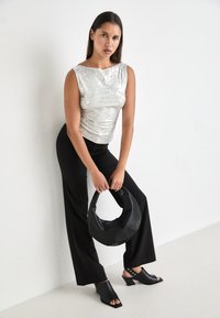 Weekday - Top