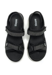 Sandalias negras con dos correas de velcro ajustables y texturizadas. Suela de goma ligeramente elevada con un patrón ondulado y logo en la plantilla.
