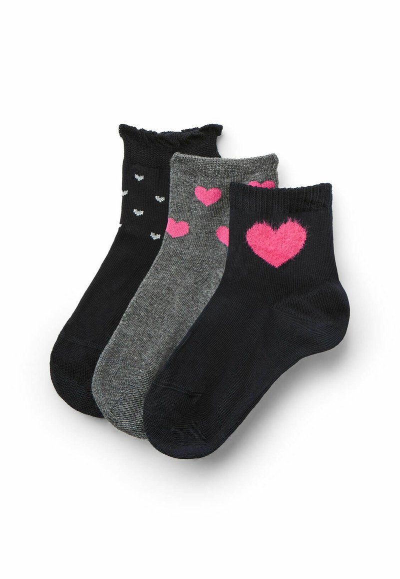Set von drei Knöchelsocken: eine schwarze mit kleinen Herzen, eine graue mit pinken Herzen und eine einfarbige schwarze. Weiches, gestricktes Material mit gerippten Bündchen.
