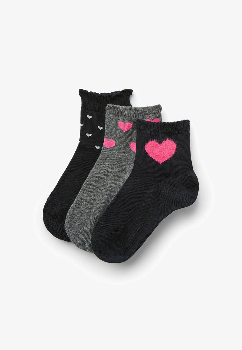 Set von drei Knöchelsocken: eine schwarze mit kleinen Herzen, eine graue mit pinken Herzen und eine einfarbige schwarze. Weiches, gestricktes Material mit gerippten Bündchen.
