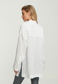 Next Užsagstoma palaidinė - white