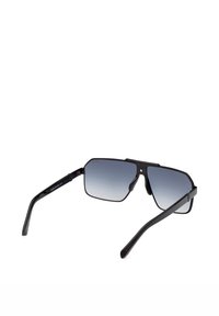 Czarne okulary przeciwsłoneczne pilotki z metalową oprawą, gradientowymi szarymi soczewkami i cienkimi, zakrzywionymi zausznikami na białym tle.