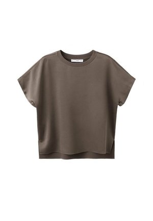 Bruin topje met korte mouwen en een ronde hals, zachte textuur en licht gebogen zoom, met zijsplitsingen voor bewegingsvrijheid.