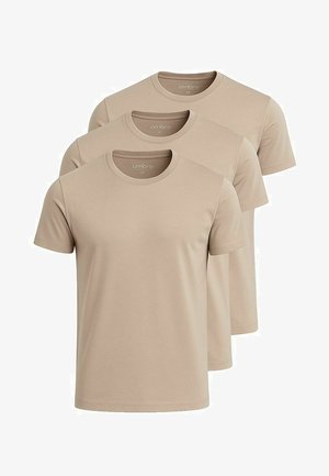 Kolme beige puuvillapaitaa, joissa on lyhyet hihat, peruskierrewuan muotoilu, sileä rakenne ja ei näkyviä kuvioita tai yksityiskohtia.