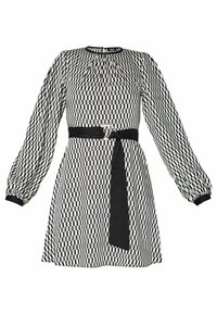Abito lungo a maniche lunghe con motivo geometrico in bianco e nero, dotato di una cintura nera in vita con una fibbia metallica e un'estremità di tessuto pendente.