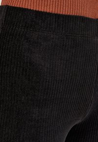 Desires DEBRITT FLARED LEGGINGS - Broek - black