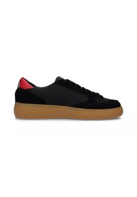 Sneaker basse nere con una combinazione di materiali lisci e testurizzati, dettagli rossi nel tallone e suola in gomma color caramello con dettagli del logo.