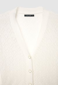 Weißer Cardigan aus gemustertem Strickstoff mit V-Ausschnitt, dekorativen goldfarbenen Knöpfen und subtiler Diamantstruktur.