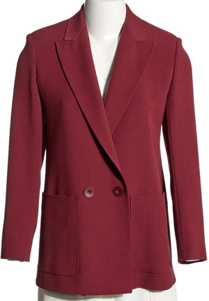 Blazer rojo oscuro de doble botonadura con solapas de muesca y dos grandes bolsillos delanteros, mostrado sobre un torso de maniquí blanco sobre un fondo blanco.