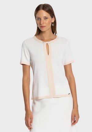 Top bianco a maniche corte con scollo a goccia, caratterizzato da un accento rosa pallido lungo lo scollo e l'orlo. Tessuto morbido.