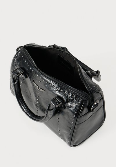 Μαύρη δερμάτινη τσάντα χειρός με υφή στην επιφάνεια, διακοσμημένες λεπτομέρειες με καρφιά, επάνω φερμουάρ και διπλές λαβές. Το εσωτερικό είναι χωρίς επένδυση, προσφέροντας άφθονο χώρο.