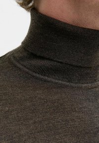 Tumši brūns augstais kakls džemperis ar ribotu tekstūru, pieguļoša forma un augsts kakls, ar gludu adītu audumu un maigu spīdumu.