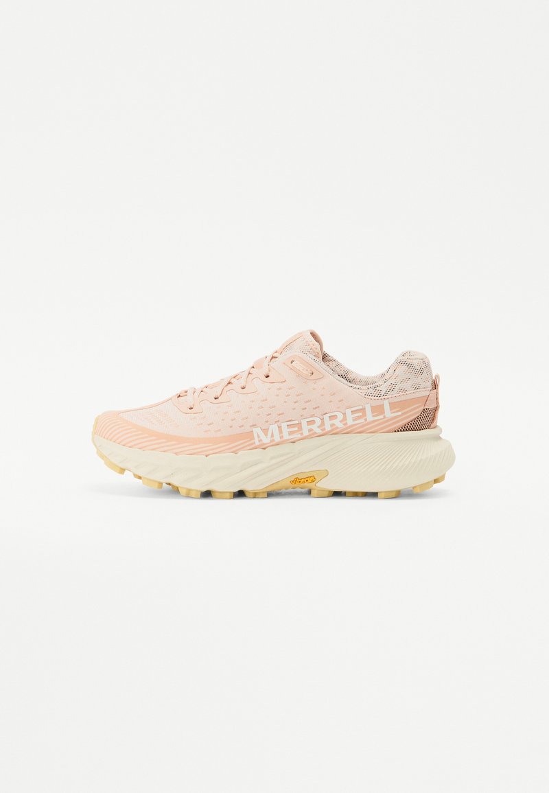 Chaussure de sport légère rose clair avec tige en mesh, semelle texturée et logo blanc. Semelle intermédiaire rembourrée, semelle extérieure en caoutchouc avec crampons pour une meilleure adhérence.