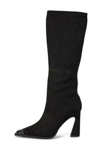 Bota de ante negra hasta la rodilla con punta afilada, acento metálico en la punta y un tacón alto en bloque. Textura suave y diseño ajustado.