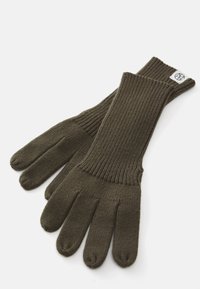 Olivenfargede strikkede hansker med ribbede mansjetter. Stoffet ser mykt ut, har individuelle fingerseksjoner og en liten logomerke på håndleddet.