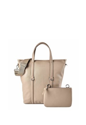 Beige Ledertasche mit zwei Henkeln und abnehmbarem Schulterriemen, begleitet von einem passenden, mit Reißverschluss verschlossenen Etui.