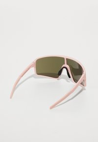 Ochelari de soare cu un cadru din plastic roz, lentile cu nuanță verde, design larg înfășurător și suporturi de nas din cauciuc pentru confort și stabilitate.
