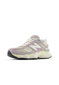 Ανοιχτό μωβ αθλητικό παπούτσι με επάνω μέρος από δίχτυ και σουέντ, λευκές λεπτομέρειες, επενδεδυμένο κολάρο και λαστιχένια σόλα. Διαθέτει υφασμένο σχέδιο και σύστημα κορδονιών.