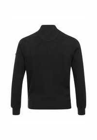 Schwarzer Pullover, strukturiertes Strickmaterial, hoher Kragen, lange Ärmel und gerippte Bündchen und Saum. Besitzt ein kleines Emblem am Ärmel.