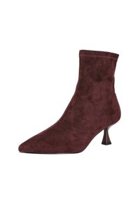 Botín de ante burdeos con puntera afilada y tacón de tipo kitten, que presenta una textura suave y una parte superior elástica para un ajuste ceñido.