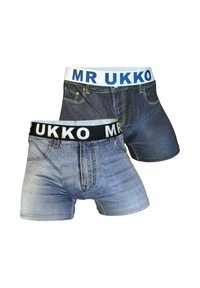 Två par herrboxershorts med denimtryck. Det ena har en blå elastisk midja; det andra har en svart midja med vit text.