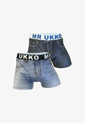 Kaksi paria miesten bokseripaitoja, joissa on denimpainatus. Toisessa on sininen joustovyötärö, kun taas toisessa on musta vyötärö, jossa on valkoisia kirjaimia.