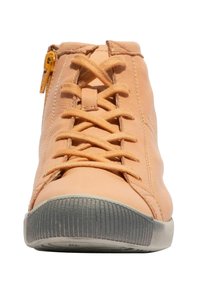 Scarpa da ginnastica alta color cuoio con lacci frontali, punta in gomma e cerniera laterale gialla, vista frontale su sfondo bianco.