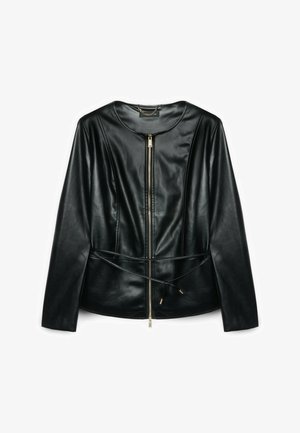 Zwart imitatieleren jack met lange mouwen, ronde halslijn, ritssluiting aan de voorkant en een dunne riem gestrikt in de taille.