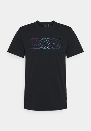T-shirt noir à manches courtes avec un texte gras et tridimensionnel "RAW." en tons bleus et violets centré à l’avant.