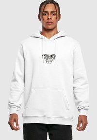 Sudadera blanca de algodón con un bolsillo delantero, capucha con cordones y un gráfico de mariposa negra en el pecho. Texto incluido debajo del gráfico.