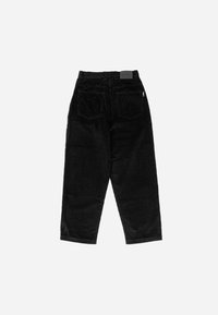 Pantaloni in corduroy neri con design a gamba dritta, dotati di due tasche posteriori e di una cintura con un'etichetta di marca sul retro.