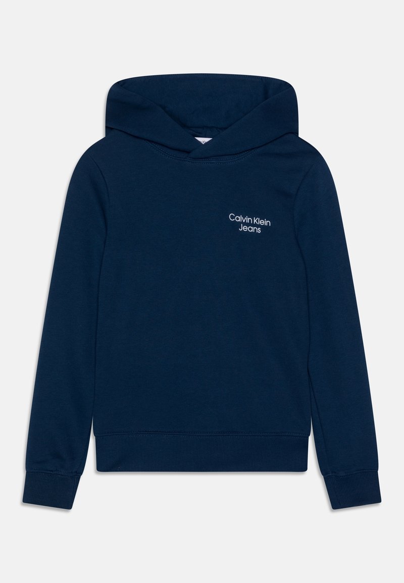 Marineblå hoodie i mjukt material, med en framficka, ribbade ärmslut, och en vit "Calvin Klein Jeans" logo på bröstet.