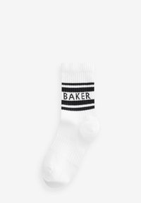 Witte katoenen sok met zwarte strepen en het woord "BAKER" in vetgedrukte letters. Ribbelstructuur met verstevigde teen en hiel.